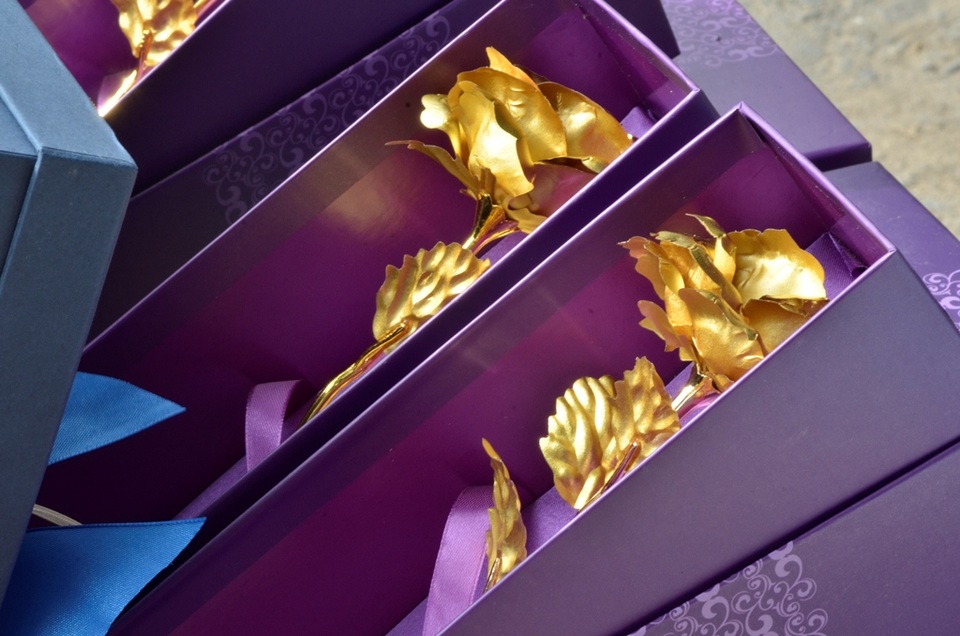 Một sản phẩm khá độc đáo chính là hoa hồng nhựa phủ màu.