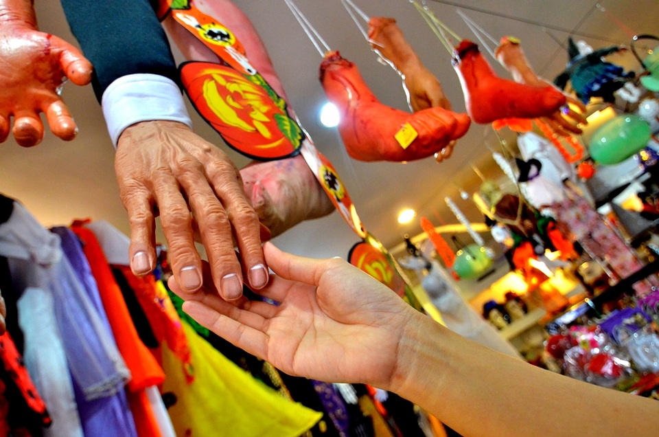 Lạc vào "thế giới" Halloween - 12 Nhưng nếu nhìn ở góc này thì khó có thể phân biệt đây là một cánh tay giả.