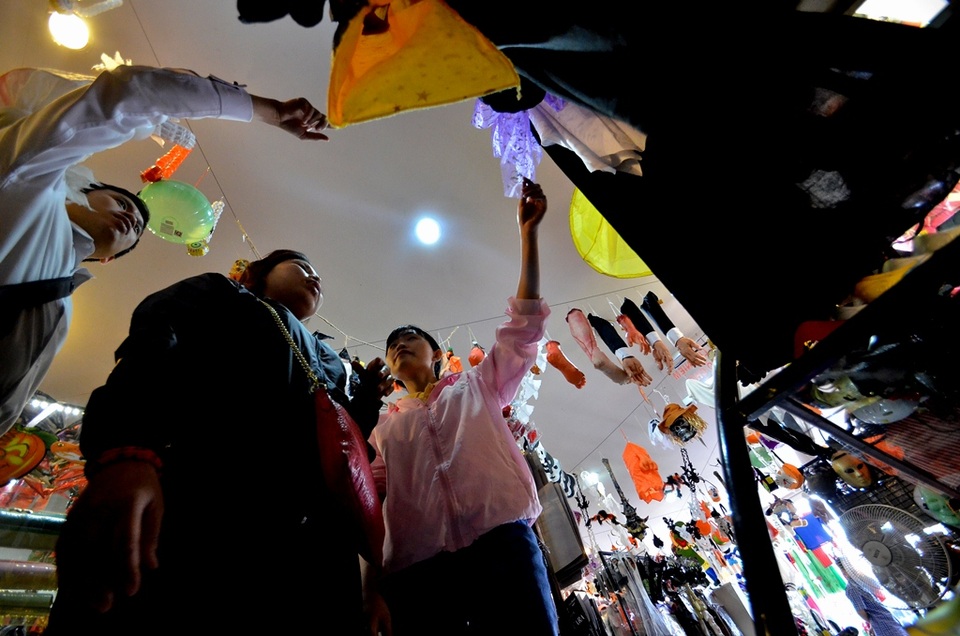 Lạc vào "thế giới" Halloween - 16
Thật sự rất khó lựa chọn khi khách hàng lạc vào thế giới của Halloween với rất nhiều sản phẩm độc, lạ nhằm thể hiện cá tính của mình.