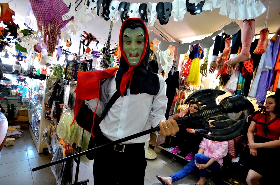 Lạc vào "thế giới" Halloween - 2 Hình ảnh hung tợn của một “con quỷ” thường dành cho những khách hàng cá tính.