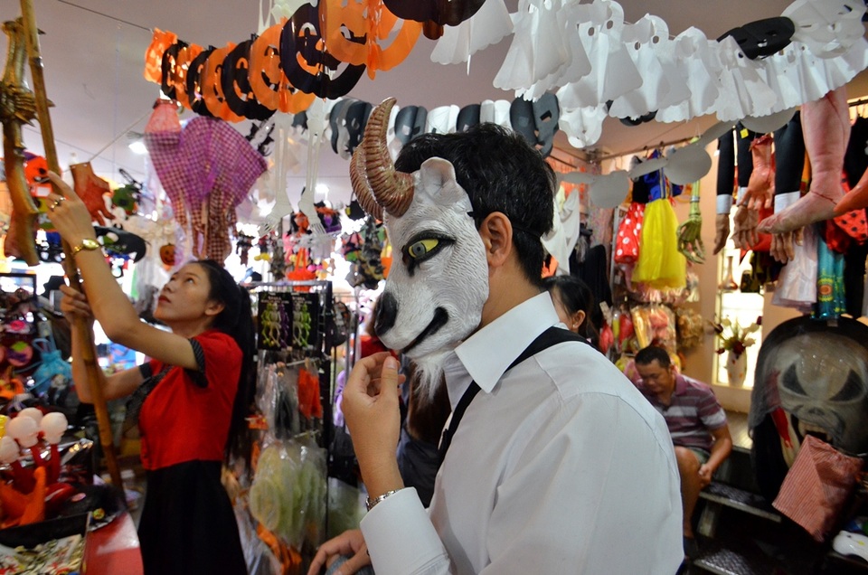 Lạc vào "thế giới" Halloween - 4 Cực “ngầu” với mặt nạ quái thú.