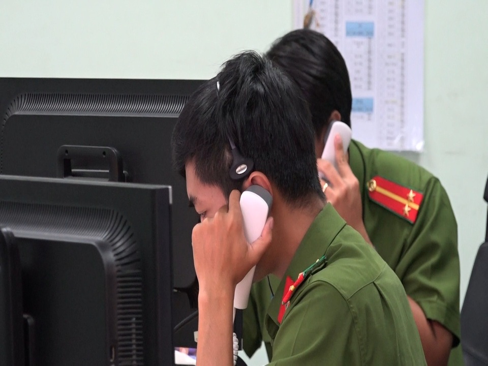 Có những thời điểm chiến sĩ trực ban phải căng mình tiếp nhận cuộc gọi.