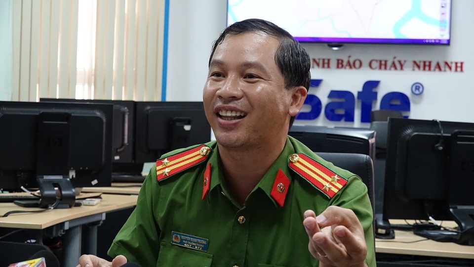 Trung tá Nguyễn Mạnh Trưởng, Phó trưởng phòng Tham mưu Cảnh sát PCCC TPHCM nhấn mạnh: “Trong các trường hợp khẩn cấp, khi trung tâm nhận cuộc gọi yêu cầu hỗ trợ thì ngay lập tức điều phối các đơn vị cứu nạn, cứu hộ ứng cứu. Chính vì thế, không riêng gì cháy, một ngày trung tâm tiếp nhận nhiều cuộc gọi báo yêu cầu cứu hộ nhiều vụ việc khác nhau như: tai nạn đường thủy, công trình xây dựng…”.