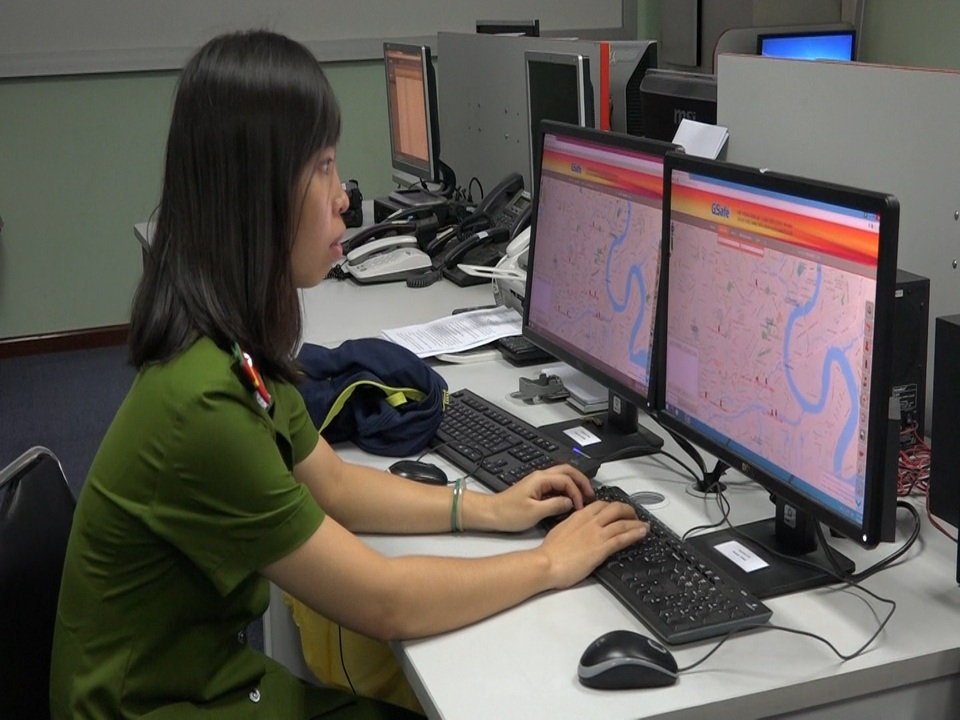 Một chiến sĩ trực ban đang kiểm tra các thông số những địa điểm trọng yếu.