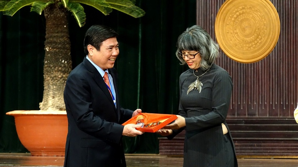 Bà Kiều Linh Valverde tặng món quà lưu niệm cho ông Nguyễn Thành Phong, Chủ tịch UBND TPHCM.