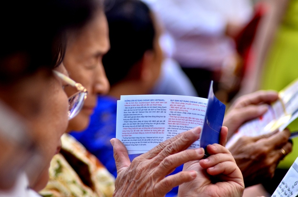 Lữ hành tung nhiều tour kích cầu "độc, lạ" mùa du lịch Tết Đinh Dậu - 6 Một vị khách may mắn vừa được tặng cuốn Séc du lịch.