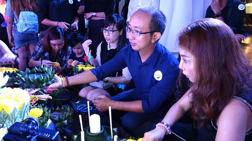 Khách tham quan đang hòa mình vào lễ hội với việc tự tay thực hiện những chiếc đèn hoa đăng.