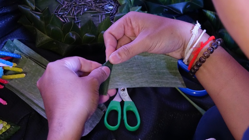 “Krathong” được kết trang trí bằng một số loại lá, chủ yếu vẫn là lá chuối.