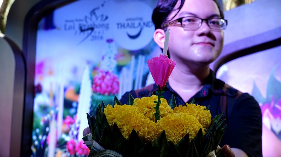 Sau đó “Krathong” sẽ được cắm một cây nến, xem như hoàn tất việc làm một chiếc đèn hoa đăng.