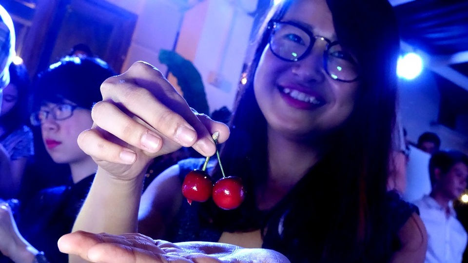 Sau khi thực hiện Krathong, khách tham gia sẽ làm sính lễ trang trí cho đèn hoa đăng, đó là chiếc Luk Chup.