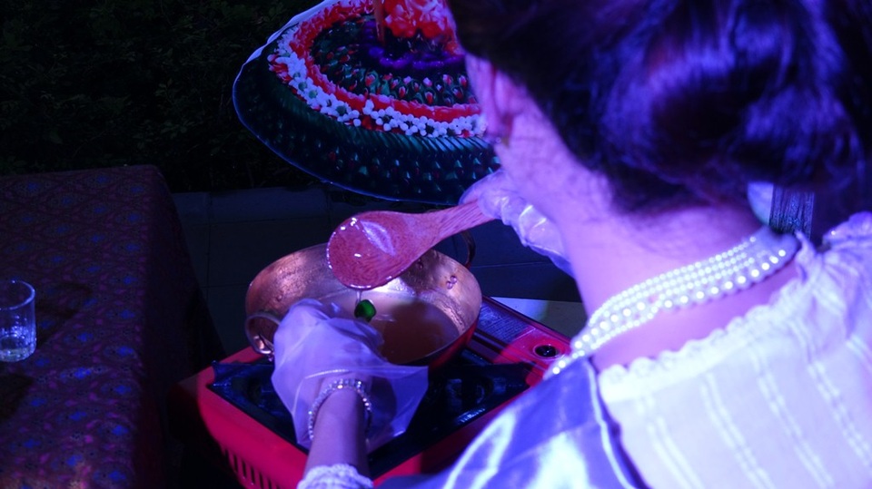 Tạo dáng và trang trí màu xong, bánh Luk Chup sẽ được tráng một lớp áo rau câu để tạo độ bóng.