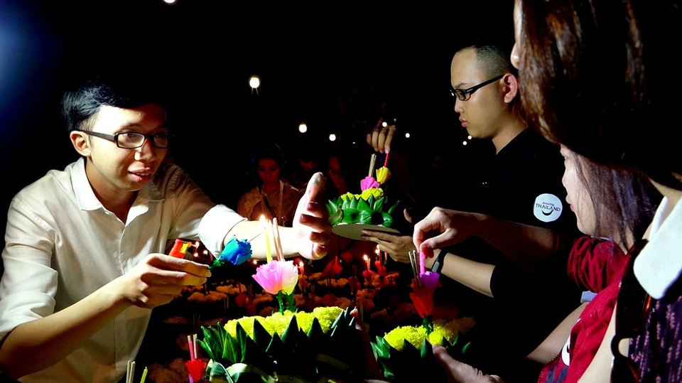 Đèn sẽ được tập kết ra sông để chuẩn bị cho việc thả xuống dòng sông.