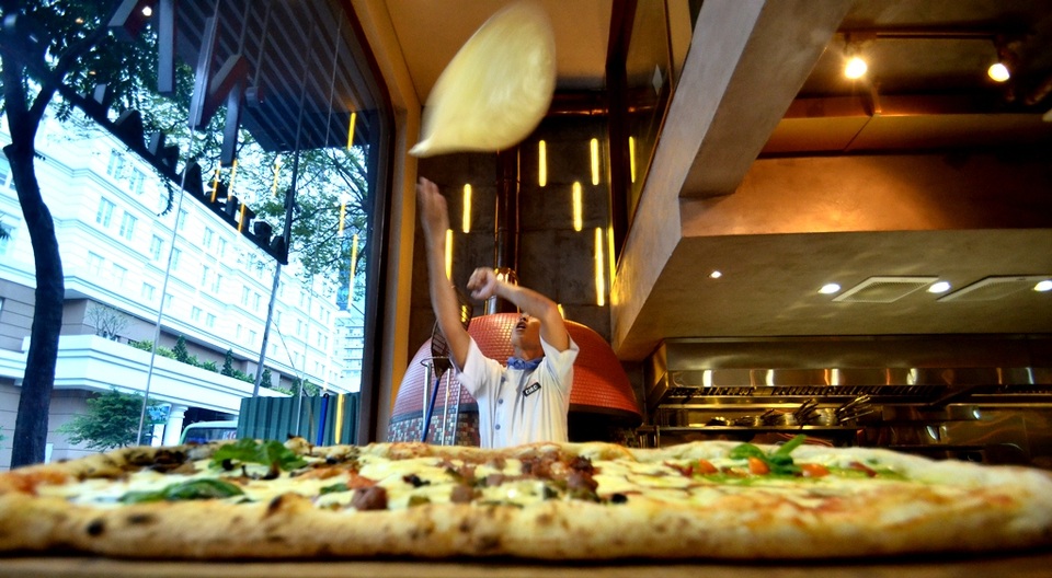 Khẻ chạm vào viền bột rồi nương theo từ từ xuống.