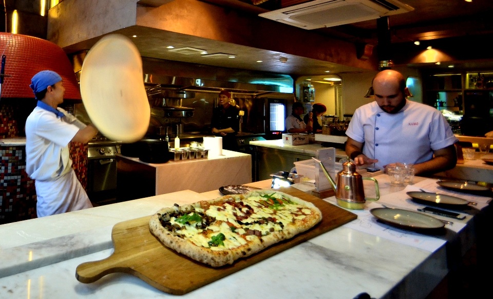 Vừa múa vừa…trao đổi công việc.