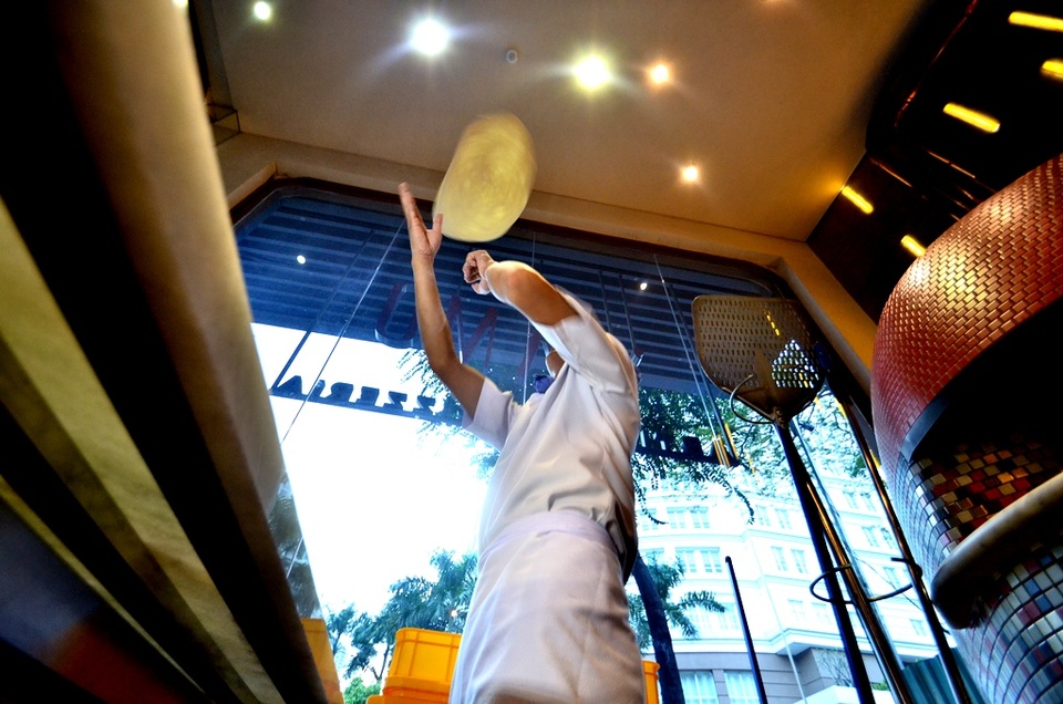 Có thể thấy hai cánh tay của người thợ nướng phải thao tác hỗ trợ lẫn nhau một cách thuần thục. Một cánh tay nâng bột, cánh tay còn lại có nhiệm vụ “tạo hình” cho bột trên không.