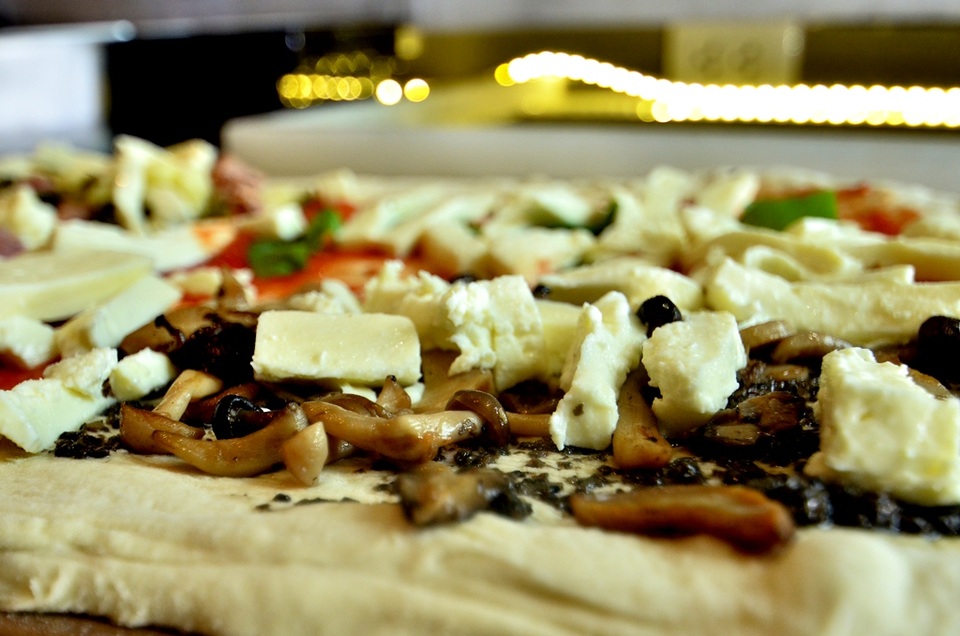 Có rất nhiều nguyên liệu được cho lên bề mặt như: cà chua, nấm, xúc xích cay, giăm bông, thịt ba chỉ xông khói…