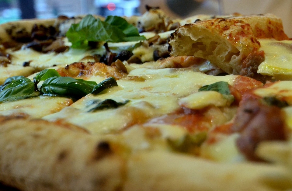 Nếu thực khách tinh ý sẽ thấy phần viền bánh khi chín sẽ có nhiều lớp, tạo cảm giác tơi xốp khi ăn vào miệng.