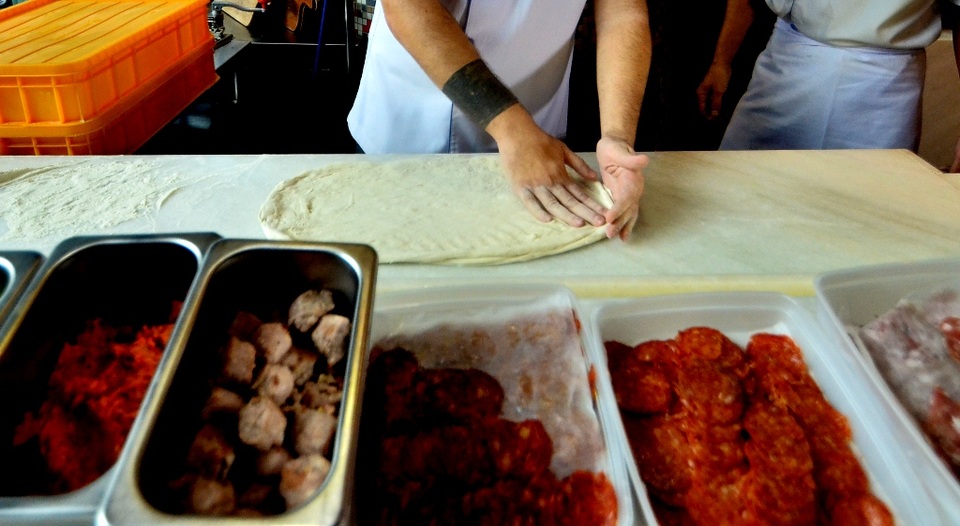 Phần bột chuẩn bị nhào theo kiểu tung hứng có phần cứng hơn loại bột bình thường.