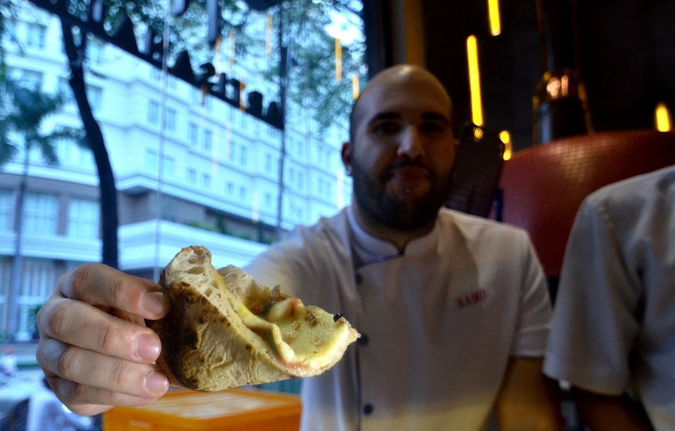 Theo đầu bếp Giovanni D’Apote, người Ý thường ăn bánh theo cách cầm tay và cuộn tròn bánh. Sở dĩ ăn như thế là do bánh làm theo phong cách Ý sẽ mềm, hơi ướt, nếu không cuộn lại rất dễ làm rơi các phần nguyên liệu.