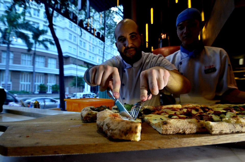 Đây là cách ăn của người Việt Nam, dùng dao nĩa để cắt.