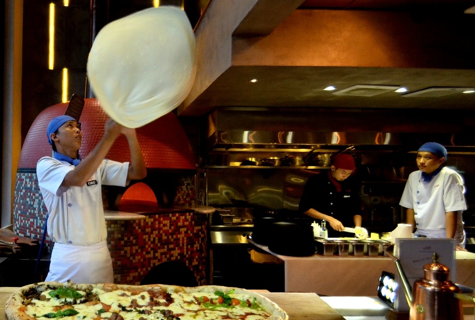 Đầu bếp Võ Chiến Thắng đang thực hiện màn biểu diễn.