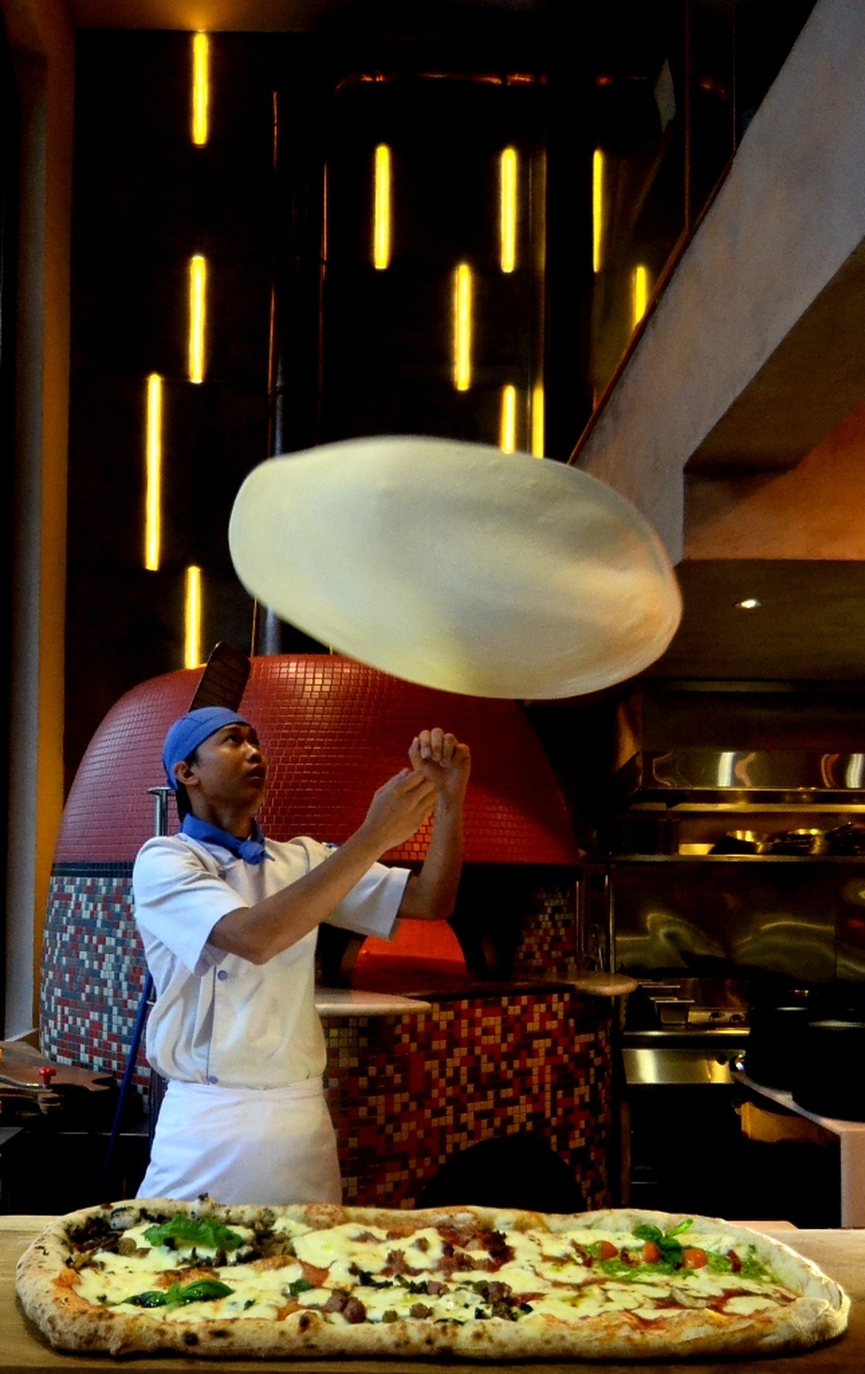 Vô cùng đẹp mắt với phần bột được bung theo hình tròn trên không.