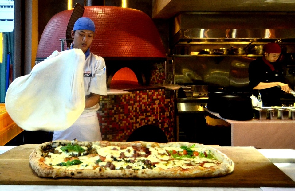 Đón bột bằng phần khuỷu tay.