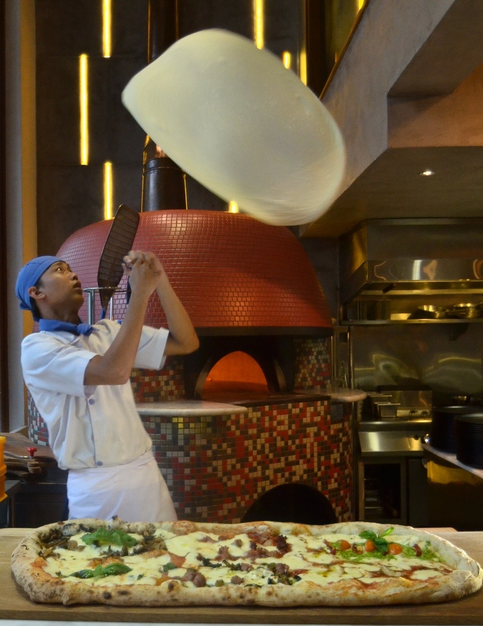 Để có thể tung hứng như thế này, người đầu bếp phải có kinh nghiệm nhiều năm.