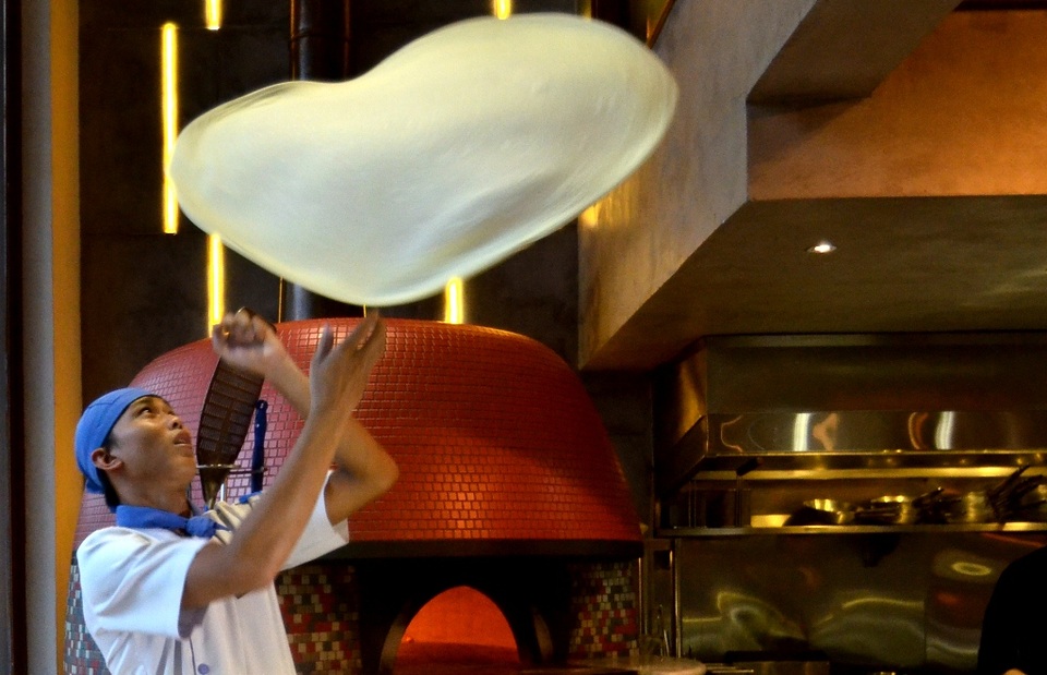 Tuy đẹp mắt nhưng động tác tung bột rời tay không phải là thao tác khó.