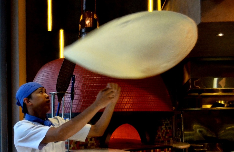  Tung làm sao để phần bột xoay tròn trên không mới đòi hỏi tay nghề của người đầu bếp phải thật sự đẳng cấp.