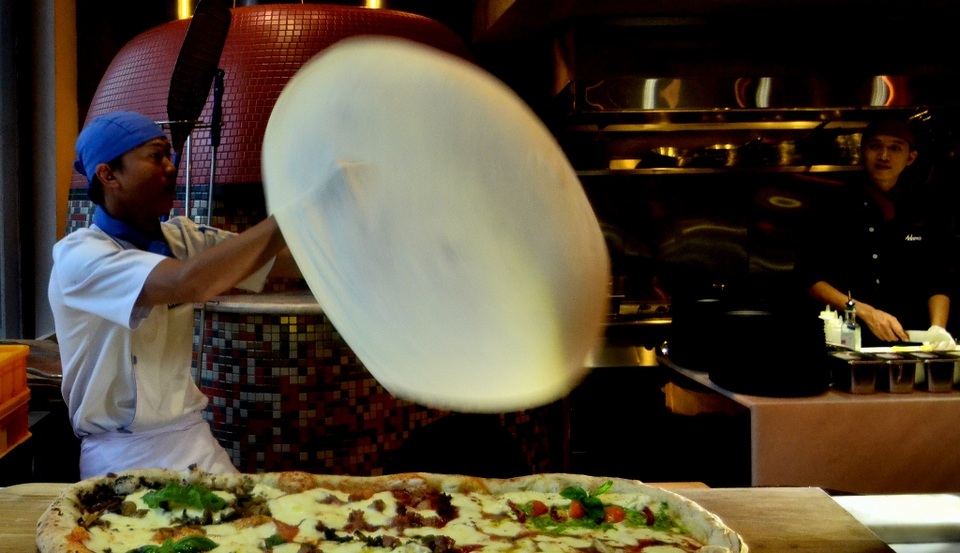 Bột bánh khi rớt xuống không chỉ theo phương ngang, có khi phương thẳng hay nghiêng. Tình huống như thế này nếu một người thợ chưa nhiều kinh nghiệm sẽ khó có thể xử lý thao tác đón bột.