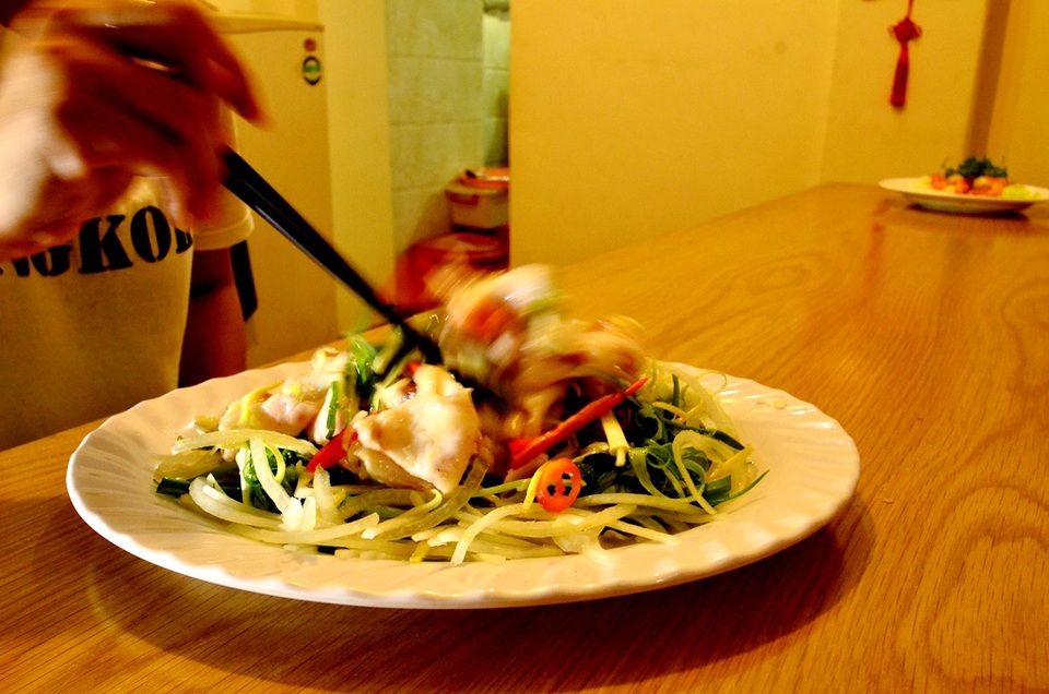 Đậm đà món gỏi cá “ảo thuật” hấp dẫn khách sành ăn Sài thành - 1 Chủ quán đang trộn dĩa gỏi cá bóp.