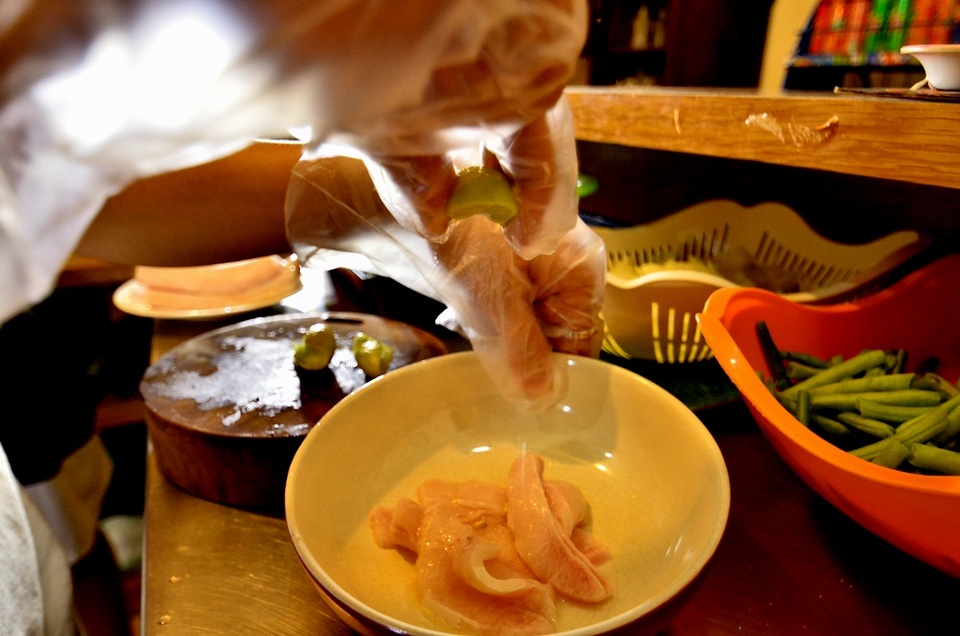 Đậm đà món gỏi cá “ảo thuật” hấp dẫn khách sành ăn Sài thành - 3 Cho nước cốt chanh vào để tái cá.