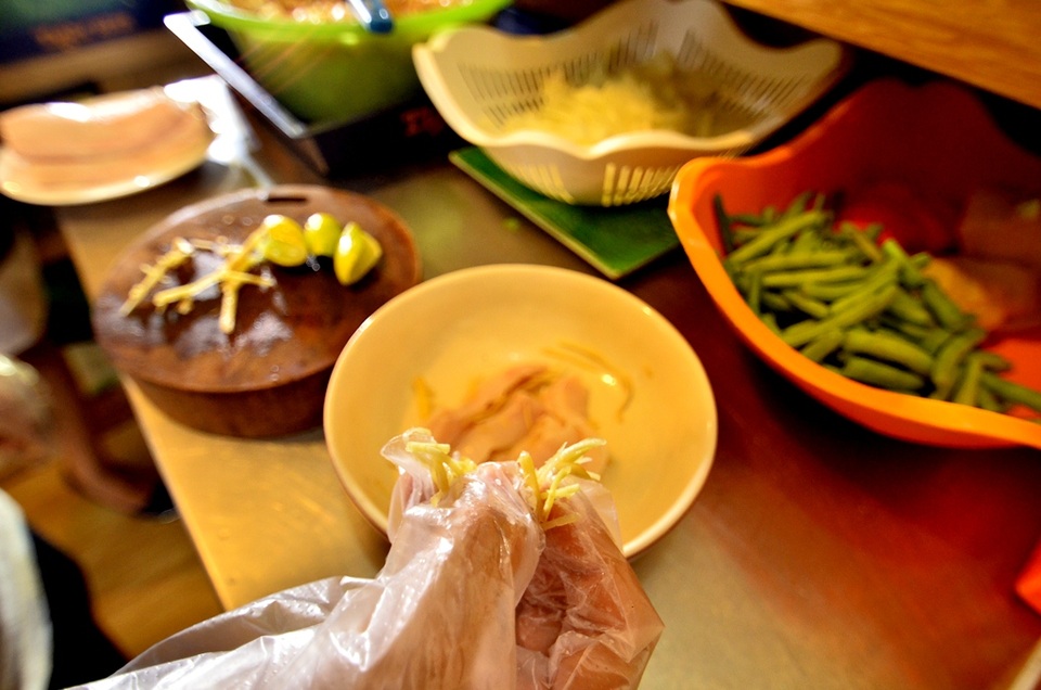 Đậm đà món gỏi cá “ảo thuật” hấp dẫn khách sành ăn Sài thành - 4 Thêm gừng và một số gia vị vào khi ướp cá.