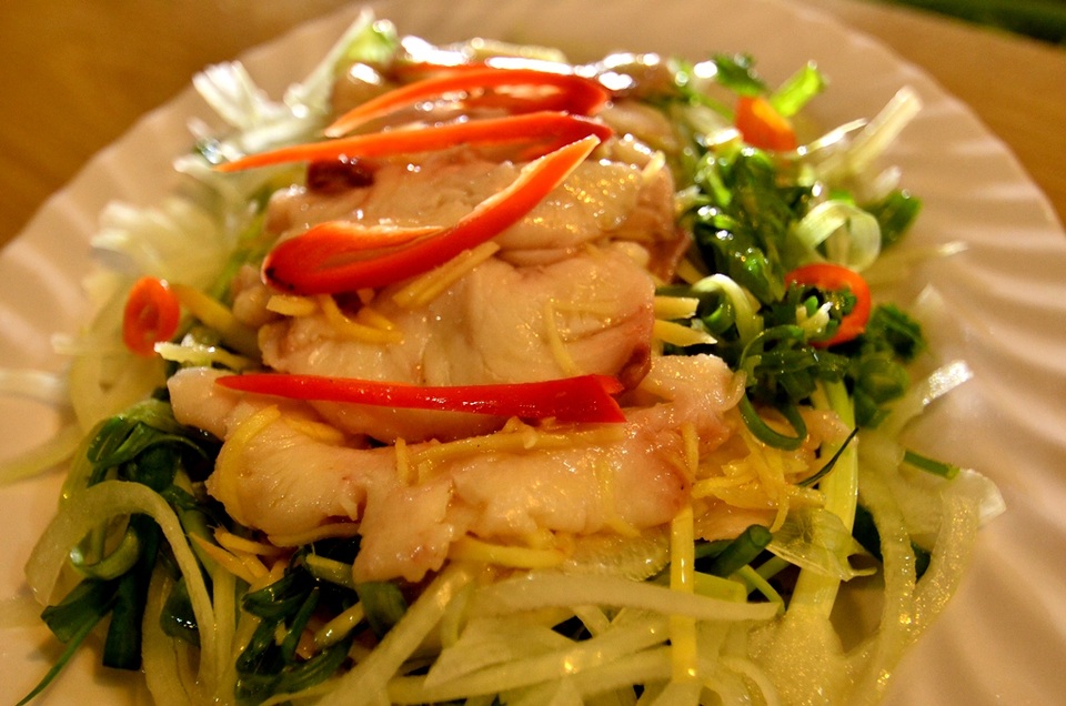 Đậm đà món gỏi cá “ảo thuật” hấp dẫn khách sành ăn Sài thành - 8 Với một số thực khách thì lại muốn tự tay trộn dĩa gỏi cho mình.