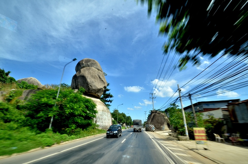 Nằm cách TPHCM 110 km, ngang qua khu vực huyện Định Quán, Đồng Nai có 3 khối đá xếp chồng lên nhau, phía bên trái nếu đi từ hướng TPHCM lên. Đây là các khối đá hoa cương, trải qua hàng triệu năm, các khối đá này trồi lên từ bên dưới lòng đất tạo thành hình khối rất ấn tượng, người dân quen gọi đây là di tích Đá Ba Chồng.