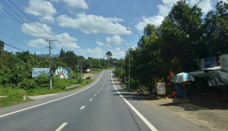 Phía xa là khu du lịch Madagui.