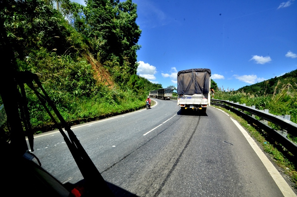 Còn nhiều đoạn hẹp và không có làn xe máy.