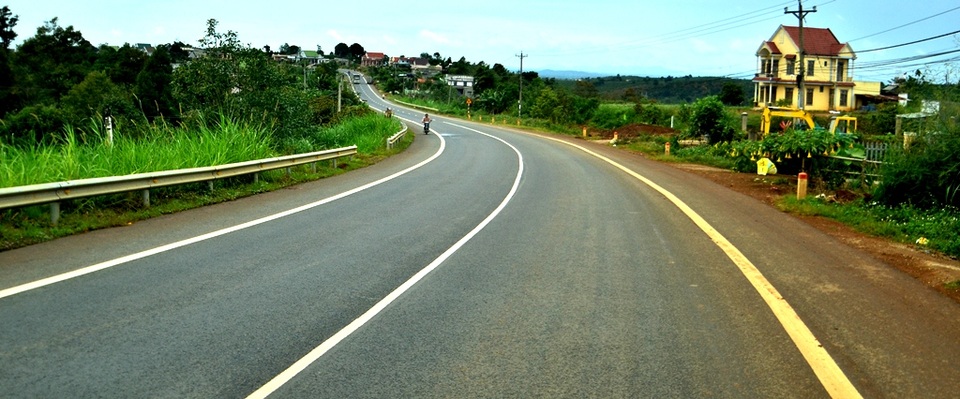 Nếu cung đường Quốc lộ 20 mang lại một diện mạo mới cho xứ sở sương mù thì việc thiết kế một chương trình kết nối  “Chợ Sài Gòn – Hoa Đà Lạt – Biển Mũi Né” sẽ cho ra một sản phẩm du lịch rất độc đáo. Để làm được điều này, các nhà làm du lịch cần bắt tay thúc đẩy vùng “tam giác vàng” có giá trị cao trong khai thác du lịch.