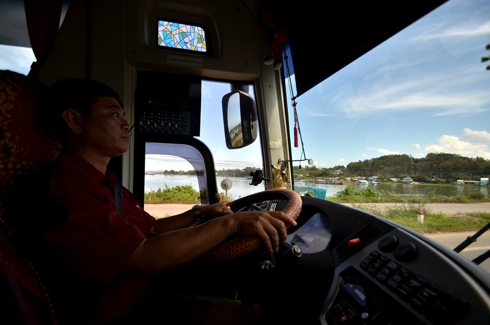 Theo cánh tài xế, quốc lộ 20 trước đây là cung đường đầy thử thách và nguy hiểm bởi mật độ giao thông cao nhưng mặt đường lại hẹp, rất xấu khiến cánh tài xế khá “oải” khi đi con đường này.