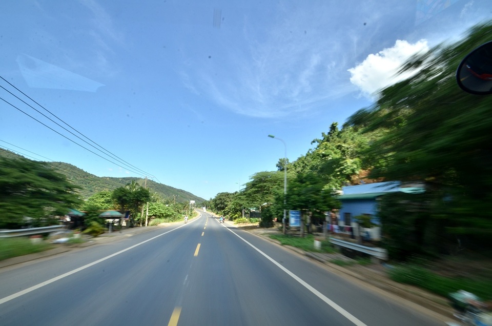 Hiện nay, quốc lộ 20 đẹp hơn với mặt đường bằng phẳng, không còn nhấp nhô.