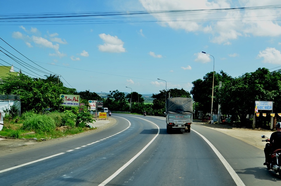 Mặt đường rộng và thoáng hơn, sơn kẻ vạch rõ ràng.