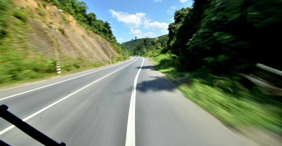 Uốn khúc, quanh co, nhiều cua gắt nhưng với mặt đường tốt đã làm cho việc di chuyển dễ dàng hơn rất nhiều.