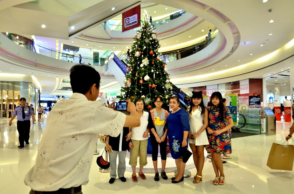 Độc đáo cây thông Noel thật được nhập về từ Mỹ - 1 Du khách đang chụp hình với cây thông cao gần 4 mét.