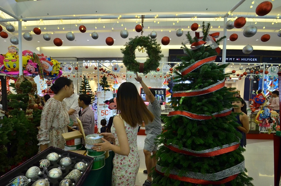 Độc đáo cây thông Noel thật được nhập về từ Mỹ - 13 Vòng nguyệt quế từ lá thông sau cắt gọt cũng được khách hàng rất ưa chuộng.