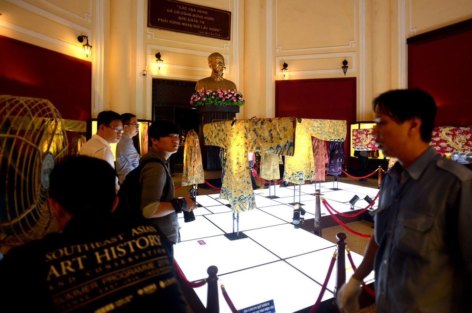 Chiêm ngưỡng những bộ trang phục, vật dụng cung đình triều Nguyễn - 10
Những bộ phẩm phục được trưng bày theo thứ tự từ hoàng bào vua, hai bên là phẩm phục của hoàng thái tử và các quan lại, phía sau là của hoàng hậu và các nữ phục cung đình.