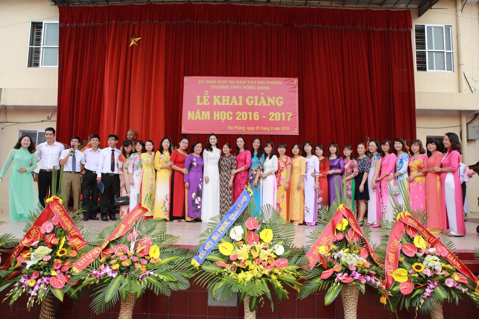 Tuy Thu Ngân chỉ học một năm tại trường PTTH Hồng Bàng sau đó sang Anh du học nhưng trong cô vẫn đọng lại rất nhiều kỷ niệm với mái trường thân yêu của thành phố Cảng.