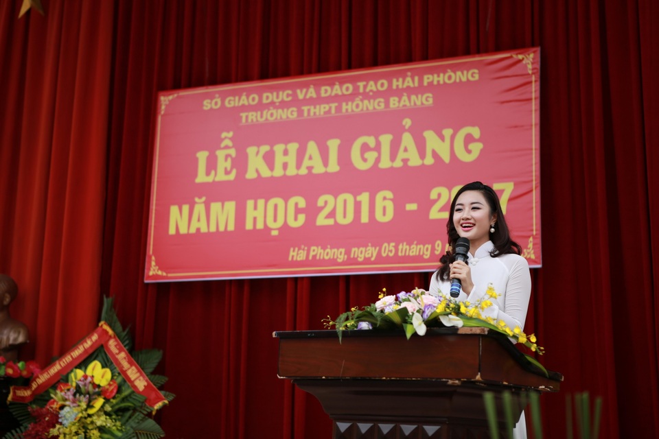 
Hoa hậu 20 tuổi diện áo dài trắng nền nã, trang điểm giản dị để hòa đồng hơn với các bạn học sinh. Cô được mời lên phát biểu trong lễ khai giảng. Thu Ngân đã chia sẻ nhiều câu chuyện thú vị về kỷ niệm học sinh cũng như gửi lời động viên các em học sinh cố gắng học tập. Cô cũng chúc sức khoẻ các thầy cô giáo và mong các thầy cô luôn là chỗ dựa của nhiều thế hệ học sinh trong sự nghiệp trồng người.
