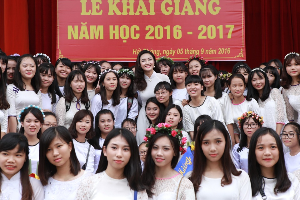 
Hoa hậu Thu Ngân chụp ảnh kỷ niệm cùng các em học sinh. Thu Ngân cho biết, thời tới tới cô sẽ tiếp tục các hoạt động thiện nguyện trong nhiệm kỳ hoa hậu.
