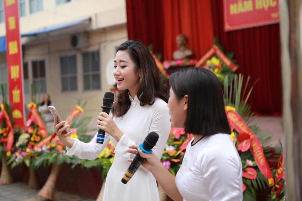 Thu Ngân cùng một bạn học sinh song ca bài Cô Tấm ngày nay để góp vui cho buổi lễ khai giảng và tặng các thầy cô giáo, các bạn học trò.